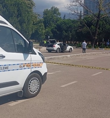 BURSA BÖLGE ADLİYESİ'NDE BOŞANMA DAVASI SONRASI TARAFLAR ARASINDA ÇIKAN TARTIŞMADA HAVAYA ATEŞ AÇILDI. OLAYDA YARALANAN OLMAZKEN, ADLİYE POLİSLERİNİN MÜDAHALESİYLE 5 ŞÜPHELİ GÖZALTINA ALINDI.