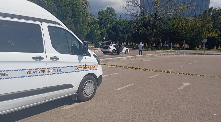 BURSA BÖLGE ADLİYESİ'NDE BOŞANMA DAVASI SONRASI TARAFLAR ARASINDA ÇIKAN TARTIŞMADA HAVAYA ATEŞ AÇILDI. OLAYDA YARALANAN OLMAZKEN, ADLİYE POLİSLERİNİN MÜDAHALESİYLE 5 ŞÜPHELİ GÖZALTINA ALINDI.