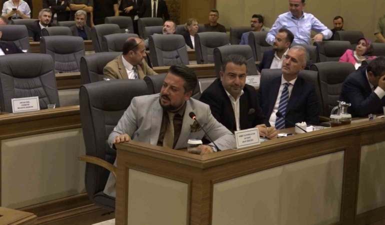 BURSA BÜYÜKŞEHİR BELEDİYE MECLİSİ'NİN TEMMUZ AYI OTURUMUNDA AK PARTİ VE CHP GRUPLARI ARASINDA YAŞANAN TARTIŞMA KISA SÜREDE GERGİNLİĞE DÖNÜŞTÜ. CHP GRUBU SALONU TERK EDERKEN, OTURUM 16 TEMMUZ PERŞEMBE GÜNÜNE ERTELENDİ.