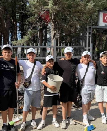 BİSİKLETLERİYLE İLÇENİN DÖRT BİR YANINI DOLAŞARAK ÇEVRE TEMİZLİĞİ YAPAN BAHADIR, ÇINAR VE ARKADAŞLARI SOSYAL MEDYADA AÇTIKLARI TEMİZ İZNİK HESABIYLA ÖRNEK BİR FARKINDALIK HAREKETİNE ÖNCÜLÜK EDİYOR.