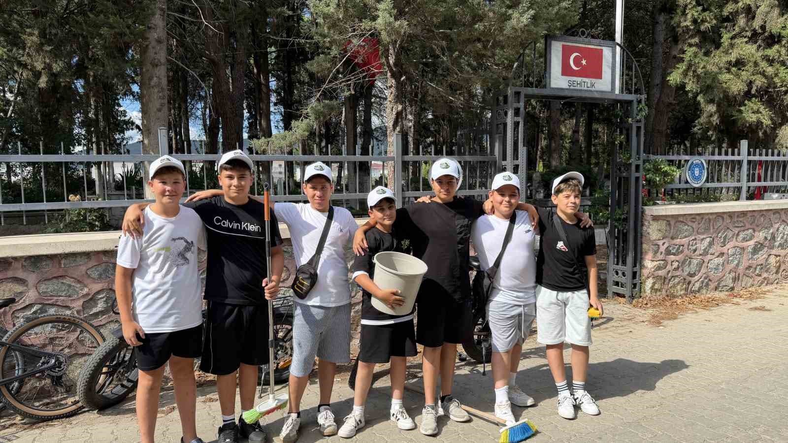 BİSİKLETLERİYLE İLÇENİN DÖRT BİR YANINI DOLAŞARAK ÇEVRE TEMİZLİĞİ YAPAN BAHADIR, ÇINAR VE ARKADAŞLARI SOSYAL MEDYADA AÇTIKLARI TEMİZ İZNİK HESABIYLA ÖRNEK BİR FARKINDALIK HAREKETİNE ÖNCÜLÜK EDİYOR.