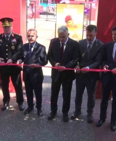 BURSA'DA 15 TEMMUZ DEMOKRASİ VE MİLLİ BİRLİK GÜNÜ KAPSAMINDA HAZIRLANAN ANMA MERKEZİ, DÜZENLENEN TÖRENLE AÇILDI. PROTOKOL ÜYELERİ KURDELE KESEREK MERKEZİN AÇILIŞINI GERÇEKLEŞTİRİRKEN, VATANDAŞLAR 15 TEMMUZ GECESİNE AİT FOTOĞRAFLARIN YER ALDIĞI SERGİYİ İLGİYLE GEZDİ.