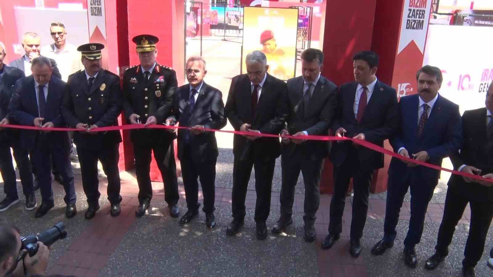 BURSA'DA 15 TEMMUZ DEMOKRASİ VE MİLLİ BİRLİK GÜNÜ KAPSAMINDA HAZIRLANAN ANMA MERKEZİ, DÜZENLENEN TÖRENLE AÇILDI. PROTOKOL ÜYELERİ KURDELE KESEREK MERKEZİN AÇILIŞINI GERÇEKLEŞTİRİRKEN, VATANDAŞLAR 15 TEMMUZ GECESİNE AİT FOTOĞRAFLARIN YER ALDIĞI SERGİYİ İLGİYLE GEZDİ.