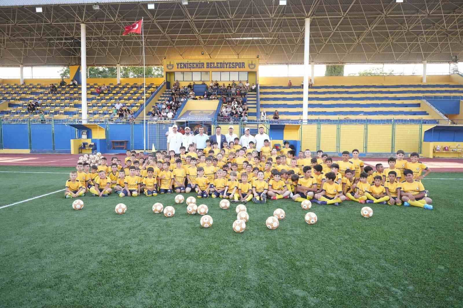YENİŞEHİR BELEDİYESİ, İLÇEDEKİ ÇOCUKLARIN FİZİKSEL VE SOSYAL GELİŞİMLERİNE KATKI SUNMAK AMACIYLA ÖRNEK BİR PROJEYİ DAHA HAYATA GEÇİRDİ. BU KAPSAMDA DÜZENLENEN YAZ SPOR OKULU’NUN İLK GÜNÜNDE SAHAYA İNEN YAKLAŞIK 200 ÇOCUK, UZMAN ANTRENÖRLER EŞLİĞİNDE FUTBOL EĞİTİMİNE BAŞLADI.