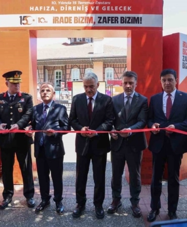 BURSA VALİLİĞİ KOORDİNASYONUNDA ‘İRADE BİZİM, ZAFER BİZİM’ TEMASIYLA DÜZENLENEN 15 TEMMUZ DEMOKRASİ VE MİLLİ BİRLİK GÜNÜ PROGRAMI, HAMİTLER VE PINARBAŞI ŞEHİTLİKLERİNDE ANMA TÖRENİYLE BAŞLADI.
