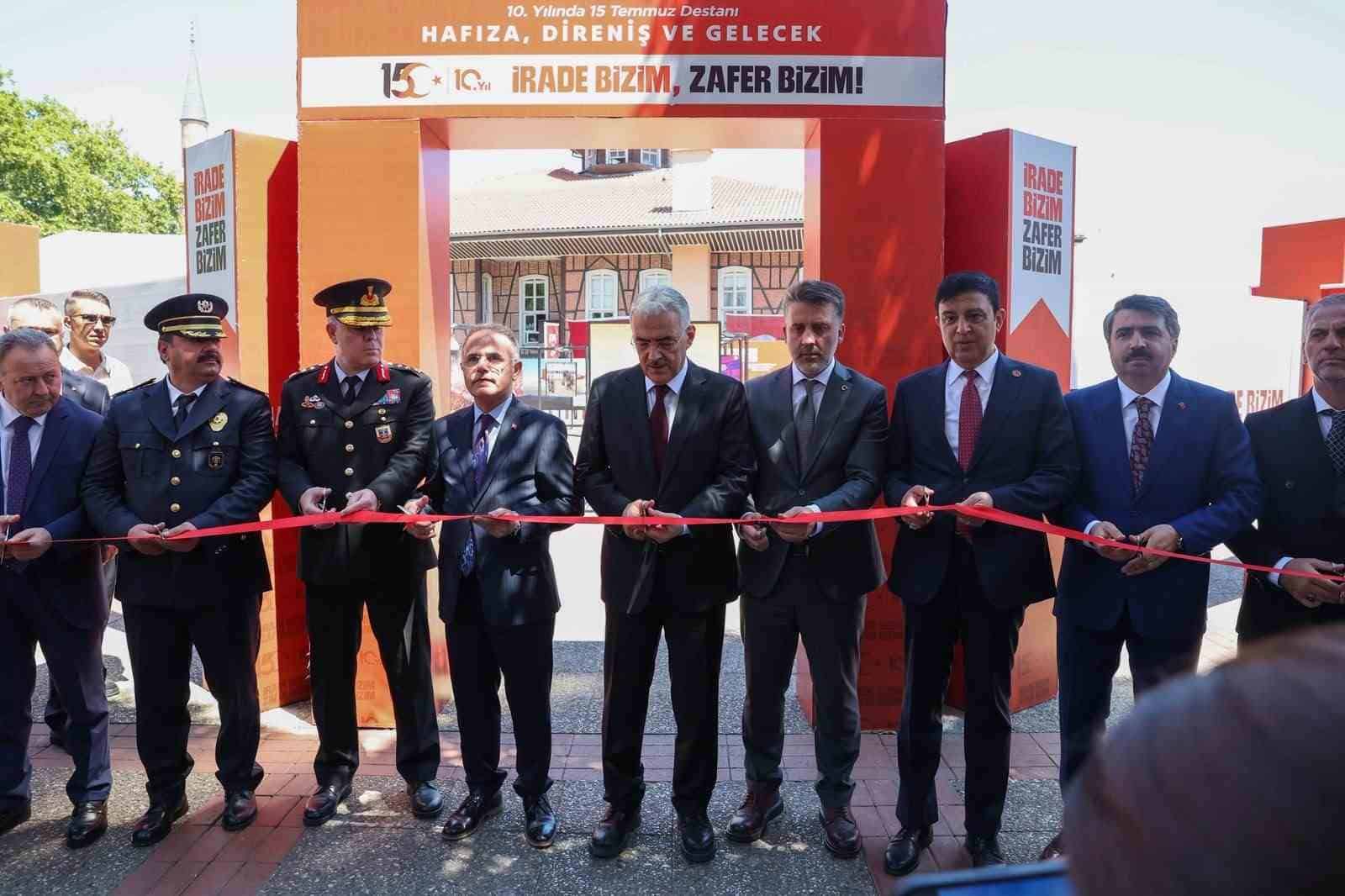 BURSA VALİLİĞİ KOORDİNASYONUNDA ‘İRADE BİZİM, ZAFER BİZİM’ TEMASIYLA DÜZENLENEN 15 TEMMUZ DEMOKRASİ VE MİLLİ BİRLİK GÜNÜ PROGRAMI, HAMİTLER VE PINARBAŞI ŞEHİTLİKLERİNDE ANMA TÖRENİYLE BAŞLADI.