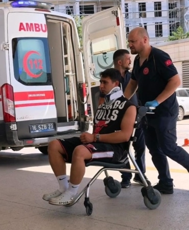 BURSA'NIN İNEGÖL İLÇESİNDE MEYDANA GELEN TRAFİK KAZASINDA, ÖN LASTİĞİ PATLAYAN CİP KONTROLDEN ÇIKARAK ŞARAMPOLE UÇTU. KAZADA 3 KİŞİ YARALANDI.