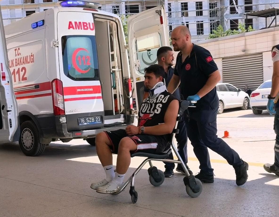 BURSA'NIN İNEGÖL İLÇESİNDE MEYDANA GELEN TRAFİK KAZASINDA, ÖN LASTİĞİ PATLAYAN CİP KONTROLDEN ÇIKARAK ŞARAMPOLE UÇTU. KAZADA 3 KİŞİ YARALANDI.