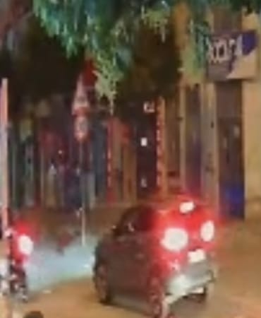 BURSA'NIN GEMLİK İLÇESİNDE PARK YERİNDEN ÇIKAN OTOMOBİLE ÇARPAN MOTOSİKLETİN SÜRÜCÜSÜ YARALANDI.