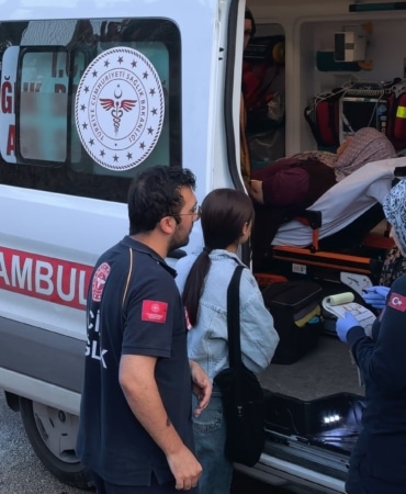 BURSA'NIN İNEGÖL İLÇESİNDE TARIM İŞÇİLERİNİ TAŞIYAN SERVİS MİNİBÜSÜNÜN DEVRİLMESİ SONUCU SÜRÜCÜ İLE BİRLİKTE 6 TARIM İŞÇİSİ YARALANDI.