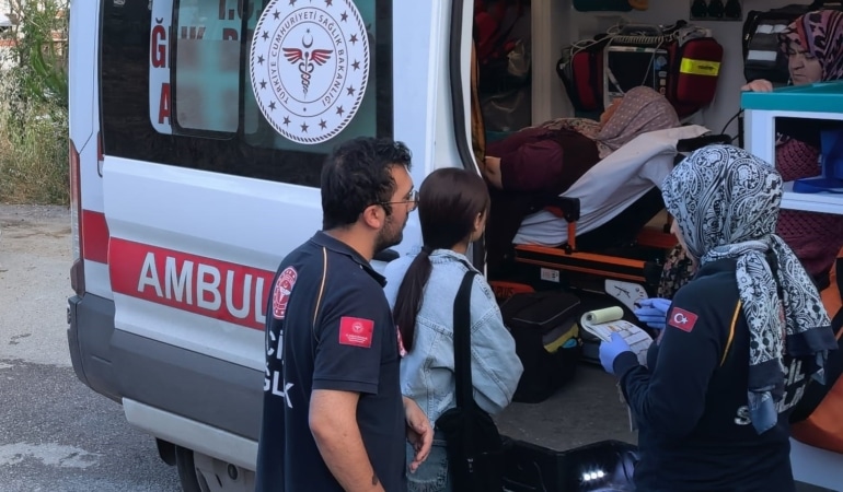 BURSA'NIN İNEGÖL İLÇESİNDE TARIM İŞÇİLERİNİ TAŞIYAN SERVİS MİNİBÜSÜNÜN DEVRİLMESİ SONUCU SÜRÜCÜ İLE BİRLİKTE 6 TARIM İŞÇİSİ YARALANDI.