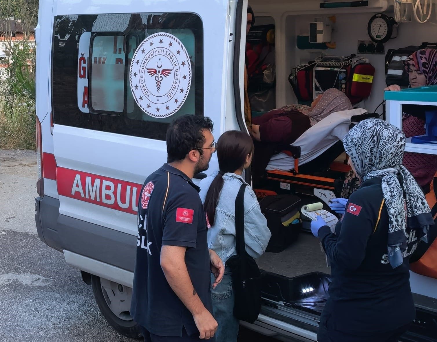 BURSA'NIN İNEGÖL İLÇESİNDE TARIM İŞÇİLERİNİ TAŞIYAN SERVİS MİNİBÜSÜNÜN DEVRİLMESİ SONUCU SÜRÜCÜ İLE BİRLİKTE 6 TARIM İŞÇİSİ YARALANDI.
