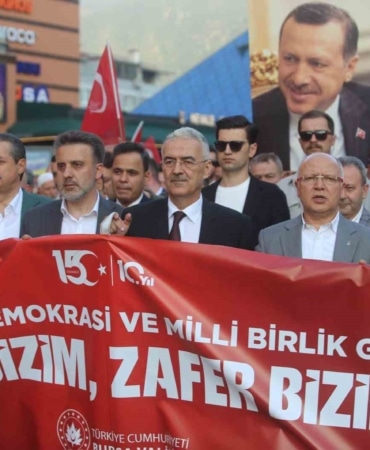BURSA BÜYÜKŞEHİR BELEDİYESİ BAŞKAN VEKİLİ ŞAHİN BİBA İSE, 15 TEMMUZ GECESİ MİLYONLARCA VATANDAŞIN DEMOKRASİYE VE BAĞIMSIZLIĞA SAHİP ÇIKTIĞINI BELİRTEREK, MİLLETİN ORTAYA KOYDUĞU KARARLI DURUŞUN TARİHE GEÇEN BİR DEMOKRASİ DESTANI OLDUĞUNU İFADE ETTİ. ANMA PROGRAMI, 15 TEMMUZ TEMALI BELGESEL GÖSTERİMİ, MAARİF HALK DANSLARI GÖSTERİSİ VE UĞUR IŞILAK KONSERİ İLE DEVAM ETTİ.