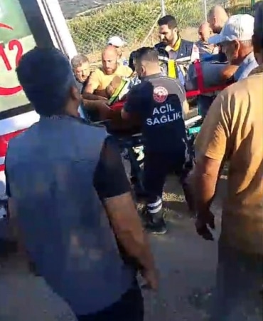 BURSA'NIN İNEGÖL İLÇESİNDE PARK HALİNDEYKEN FRENİ BOŞALAN VE HAREKET EDEN TRAKTÖRÜN ALTINDA KALAN SÜRÜCÜ AĞIR YARALANDI.