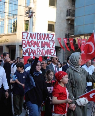 BURSA BÜYÜKŞEHİR BELEDİYESİ BAŞKAN VEKİLİ ŞAHİN BİBA, 15 TEMMUZ DEMOKRASİ VE MİLLİ BİRLİK GÜNÜ KAPSAMINDA DÜZENLENEN ‘DEMOKRASİ VE BAYRAK YÜRÜYÜŞÜ’ İLE RESMÎ TÖRENE KATILDI.
