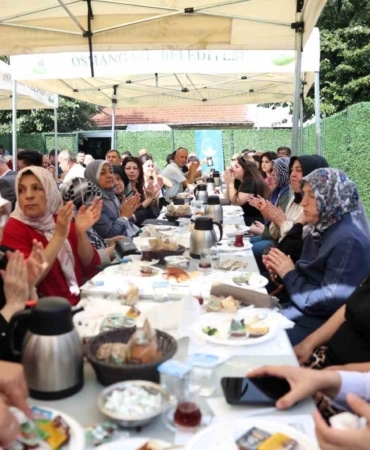 OSMANGAZİ BELEDİYE BAŞKANI ERKAN AYDIN, MAHALLE ZİYARETLERİ KAPSAMINDA ÇİRİŞHANE MAHALLESİ SAKİNLERİYLE KAHVALTI PROGRAMINDA BİR ARAYA GELDİ. VATANDAŞLARIN YOĞUN İLGİ GÖSTERDİĞİ BULUŞMADA MAHALLE SAKİNLERİNİN TALEP VE ÖNERİLERİNİ TEK TEK DİNLEYEN BAŞKAN AYDIN, ÇİRİŞHANE MAHALLESİ BAŞTA OLMAK ÜZERE OSMANGAZİ GENELİNDE HAYATA GEÇİRİLEN VE PLANLANAN SPOR YATIRIMLARINA İLİŞKİN ÖNEMLİ AÇIKLAMALARDA BULUNDU.