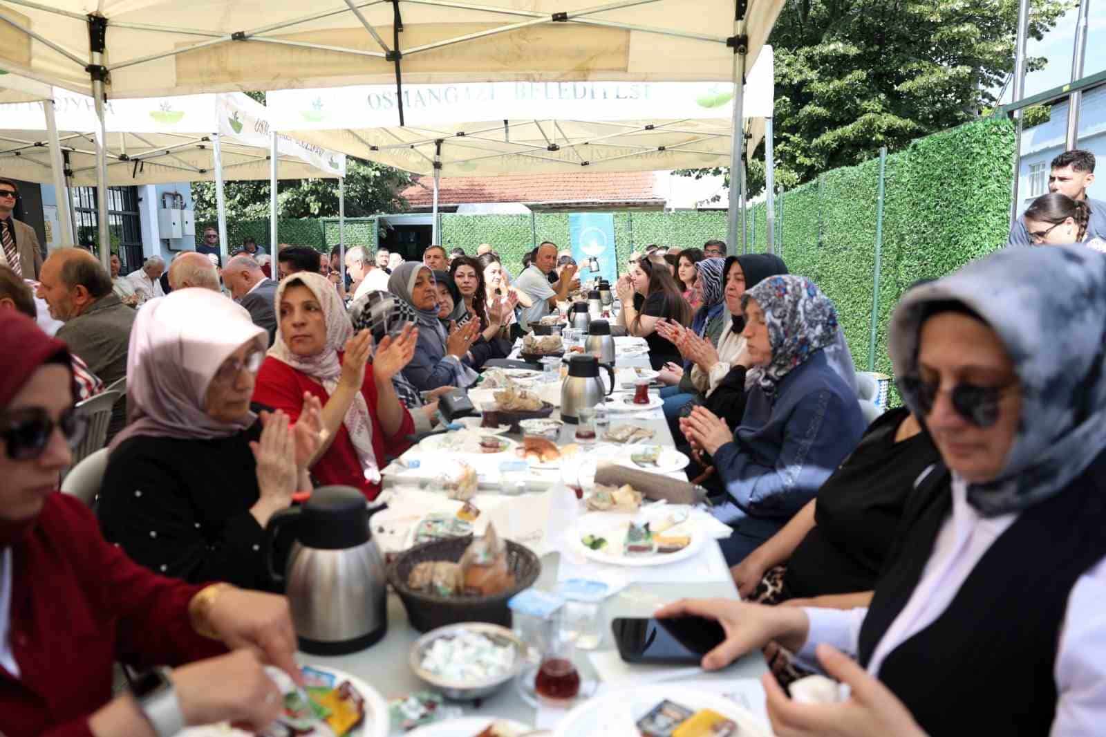 OSMANGAZİ BELEDİYE BAŞKANI ERKAN AYDIN, MAHALLE ZİYARETLERİ KAPSAMINDA ÇİRİŞHANE MAHALLESİ SAKİNLERİYLE KAHVALTI PROGRAMINDA BİR ARAYA GELDİ. VATANDAŞLARIN YOĞUN İLGİ GÖSTERDİĞİ BULUŞMADA MAHALLE SAKİNLERİNİN TALEP VE ÖNERİLERİNİ TEK TEK DİNLEYEN BAŞKAN AYDIN, ÇİRİŞHANE MAHALLESİ BAŞTA OLMAK ÜZERE OSMANGAZİ GENELİNDE HAYATA GEÇİRİLEN VE PLANLANAN SPOR YATIRIMLARINA İLİŞKİN ÖNEMLİ AÇIKLAMALARDA BULUNDU.