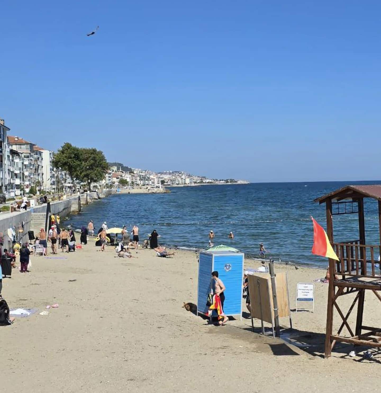 GÜZELYALI BURGAZ SAHİLİ'NDE DENİZDE YÜZÜSTÜ HAREKETSİZ HALDE BULUNAN KİŞİ, KALDIRILDIĞI HASTANEDE HAYATINI KAYBETTİ