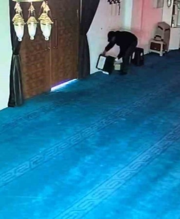 CAMİYE GİRDİ, KALDIRIM TAŞIYLA YARDIM KUTUSUNDAKİ 100 BİN LİRAYI BÖYLE ÇALDI