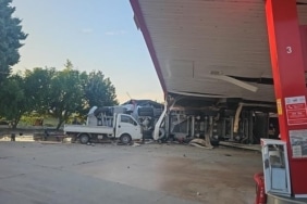 BURSA'NIN İZNİK İLÇESİNDE KÖMÜR YÜKLÜ TIR AKARYAKIT İSTASYONUNA DALDI. YAŞANAN KAZADA AKARYAKIT İSTASYONUNUN MARKETİNDE ALIŞVERİŞ YAPAN 1 KİŞİ HAYATINI KAYBETTİ.
