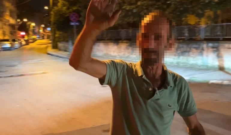 ALKOLLÜ ŞAHIS, BASIN MENSUBUNU GÖRÜNCE İSE, GÜÇLÜ SOYDEMİR'İN 'AĞLAMA' ŞARKISINI SÖYLEDİ.