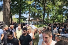 YALOVA'NIN ÇINARCIK İLÇESİNDE MEYDANA GELEN TRAFİK KAZASINDA HAYATINI KAYBEDEN ÇİFT İÇİN CENAZE TÖRENİ DÜZENLENDİ
