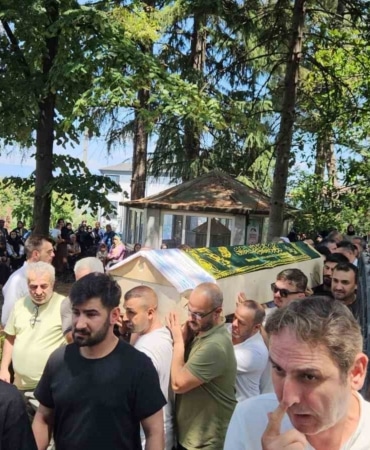 YALOVA'NIN ÇINARCIK İLÇESİNDE MEYDANA GELEN TRAFİK KAZASINDA HAYATINI KAYBEDEN ÇİFT İÇİN CENAZE TÖRENİ DÜZENLENDİ