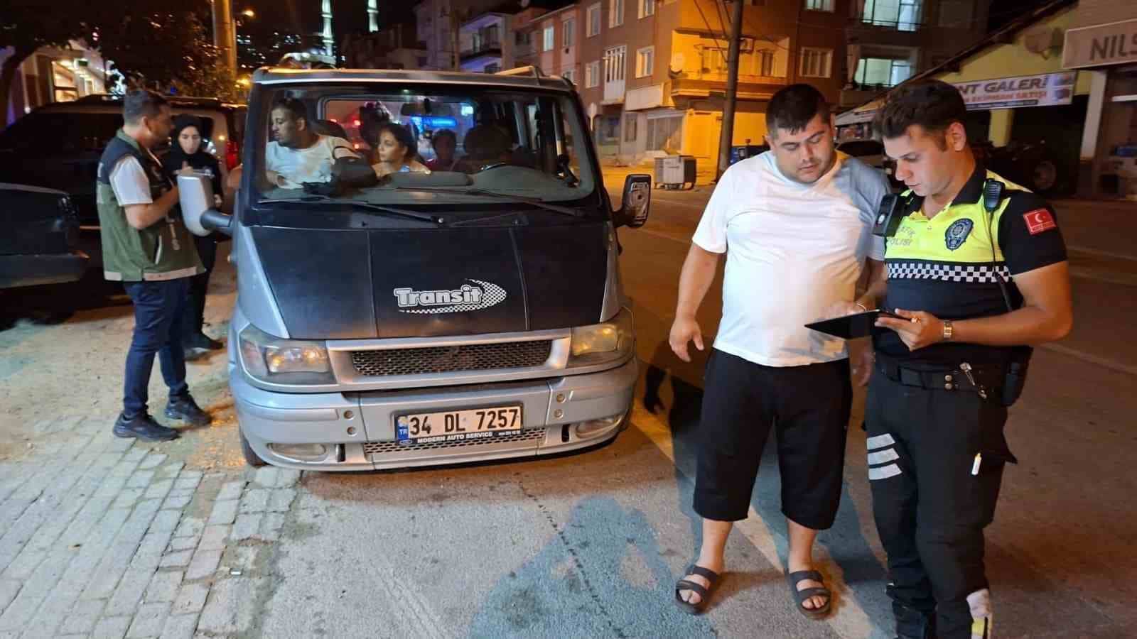 BURSA’NIN ORHANGAZİ İLÇESİNDE POLİS EKİPLERİNCE GERÇEKLEŞTİRİLEN HUZUR UYGULAMASINDA 920 KİŞİNİN GENEL BİLGİ TOPLAMA (GBT) VE UYAP SORGUSU YAPILIRKEN, ÇEŞİTLİ SUÇLARDAN ARANAN 1 KİŞİ YAKALANDI.