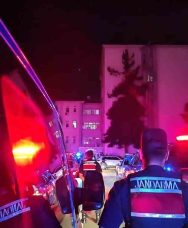 BURSA'DA SAHTE ALIŞVERİŞ SİTESİ KURARAK VATANDAŞLARI 1 MİLYON LİRADAN FAZLA DOLANDIRAN ÇETE, BURSA İL JANDARMA KOMUTANLIĞI KOORDİNESİNDE DÜZENLENEN OPERASYONLA YAKAYI ELE VERDİ. YAPILAN OPERASYON ÇERÇEVESİNDE 11 ŞÜPHELİ GÖZALTINA ALINDI. ŞÜPHELİLERDEN 7'Sİ, TUTUKLANARAK CEZAEVİNE GÖNDERİLDİ.