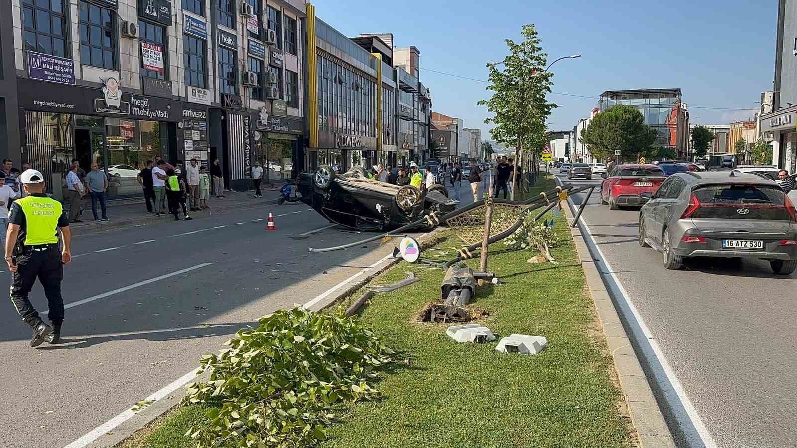 BURSA'NIN İNEGÖL İLÇESİNDE MEYDANA GELEN TEK TARAFLI TRAFİK KAZASINDA KONTROLDEN ÇIKAN OTOMOBİL TAKLA ATARAK KARŞI ŞERİDE GEÇTİ. AYDINLATMA DİREĞİNİ DEVİREN ARAÇ TERS DURURKEN, KAZADA 2 KİŞİ YARALANDI.