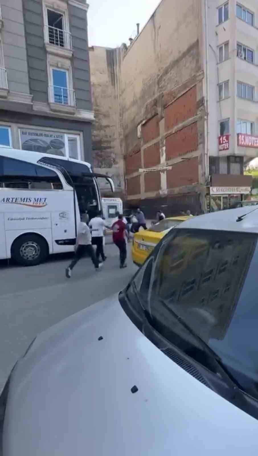 BURSA'NIN OSMANGAZİ İLÇESİNDE OTOPARK GÖREVLİSİ İLE BİR VATANDAŞ ARASINDA HENÜZ BİLİNMEYEN NEDENLE ÇIKAN TARTIŞMA BIÇAKLI KAVGAYA DÖNÜŞTÜ.