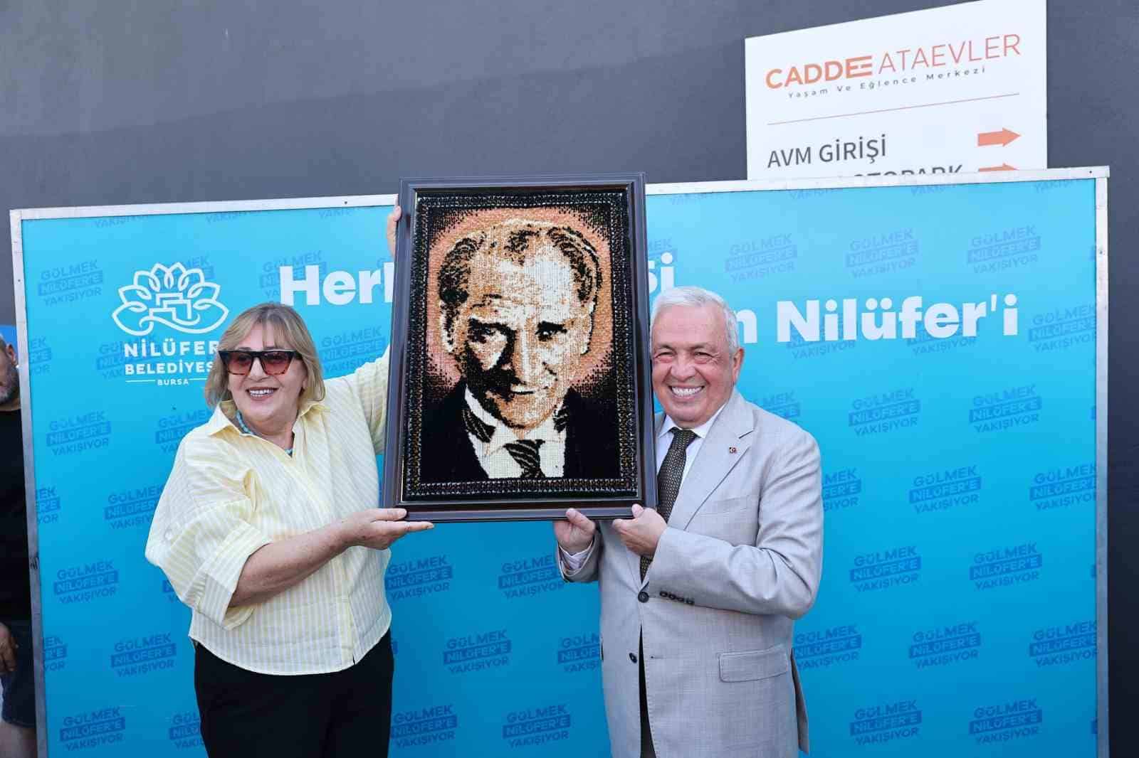 NİLÜFER BELEDİYESİ’NİN KENT YAŞAMINA DEĞER KATMAK AMACIYLA HAYATA GEÇİRDİĞİ ATAEVLER KAPALI PAZAR ALANI, DÜZENLENEN TÖRENLE HİZMETE AÇILDI. 5 BİN 416 METREKARELİK ALANA SAHİP MERKEZ, HEM PAZAR ALANI HEM DE OTOPARKIYLA BÖLGENİN ÖNEMLİ BİR İHTİYACINI KARŞILAYACAK.