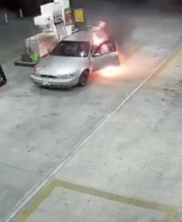 BURSA-İSTANBUL YOLU ÜZERİNDEKİ BİR AKARYAKIT İSTASYONUNDA YAKIT ALDIĞI SIRADA OTOMOBİLİ BİR ANDA ALEV ALAN SÜRÜCÜ BE YAN KOLTUKTAKİ ARKADAŞI SANİYELER İÇİNDE KENDİNİ DIŞARI ATARAK YANMAKTAN SON ANDA KURTULDU.