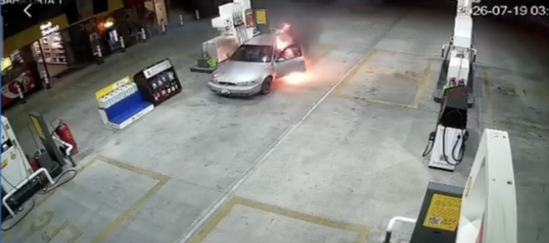 BURSA-İSTANBUL YOLU ÜZERİNDEKİ BİR AKARYAKIT İSTASYONUNDA YAKIT ALDIĞI SIRADA OTOMOBİLİ BİR ANDA ALEV ALAN SÜRÜCÜ BE YAN KOLTUKTAKİ ARKADAŞI SANİYELER İÇİNDE KENDİNİ DIŞARI ATARAK YANMAKTAN SON ANDA KURTULDU.