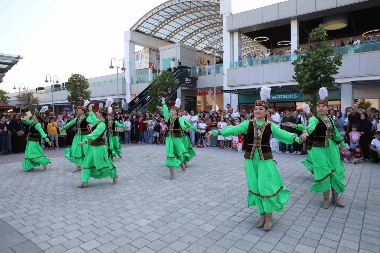 İNEGÖL BELEDİYESİ’NİN DÜZENLEDİĞİ 39. ULUSLARARASI KÜLTÜR SANAT FESTİVALİ, DIŞ PARK GÖSTERİLERİYLE ŞEHRİN DÖRT BİR YANINA YAYILDI. FESTİVAL COŞKUSU TÜM ŞEHRİ SARDI.