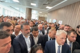 BURSA'DA TUTUKLU BULUNAN CHP'Lİ BURSA BÜYÜKŞEHİR BELEDİYE BAŞKANI MUSTAFA BOZBEY’İN DE SANIKLARI ARASINDA BULUNDUĞU DAVANIN İLK DURUŞMASI ÖNCESİNDE BURSA BÖLGE ADLİYESİ’NDE GERGİNLİK YAŞANDI. CHP BURSA MİLLETVEKİLİ NURHAYAT ALTACA KAYIŞOĞLU "SANIKLAR İÇERİ ALINDIKTAN SONRA SİZİ İÇERİ ALACAĞIZ. TALİMAT BU ŞEKİLDE" DİYEN POLİSLERLE "MİLLETVEKİLİ ENGELLİYORSUNUZ" DİYEREK KISA SÜRELİ GERGİNLİK YAŞADI.