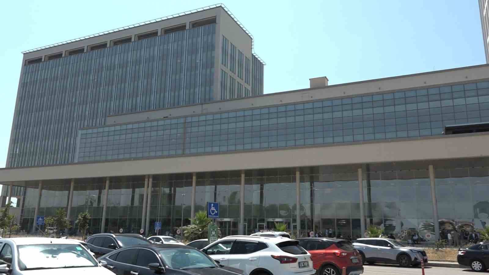 BURSA'DA TUTUKLU BULUNAN CHP'Lİ BURSA BÜYÜKŞEHİR BELEDİYE BAŞKANI MUSTAFA BOZBEY’İN DE SANIKLARI ARASINDA BULUNDUĞU DAVANIN İLK DURUŞMASINA ARA VERİLDİ.