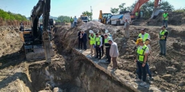 BURSA BÜYÜKŞEHİR BELEDİYESİ BAŞKAN VEKİLİ ŞAHİN BİBA, OSMANGAZİ İLÇESİ DEREÇAVUŞ MAHALLESİ’NDE YAPIMI DEVAM EDEN ATIKSU KOLLEKTÖR HATTININ NİLÜFER ÇAYI’NIN TEMİZ AKMASINA KATKI SAĞLAYACAĞINI SÖYLEDİ.