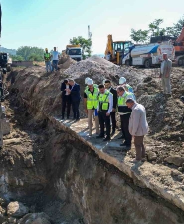 BURSA BÜYÜKŞEHİR BELEDİYESİ BAŞKAN VEKİLİ ŞAHİN BİBA, OSMANGAZİ İLÇESİ DEREÇAVUŞ MAHALLESİ’NDE YAPIMI DEVAM EDEN ATIKSU KOLLEKTÖR HATTININ NİLÜFER ÇAYI’NIN TEMİZ AKMASINA KATKI SAĞLAYACAĞINI SÖYLEDİ.
