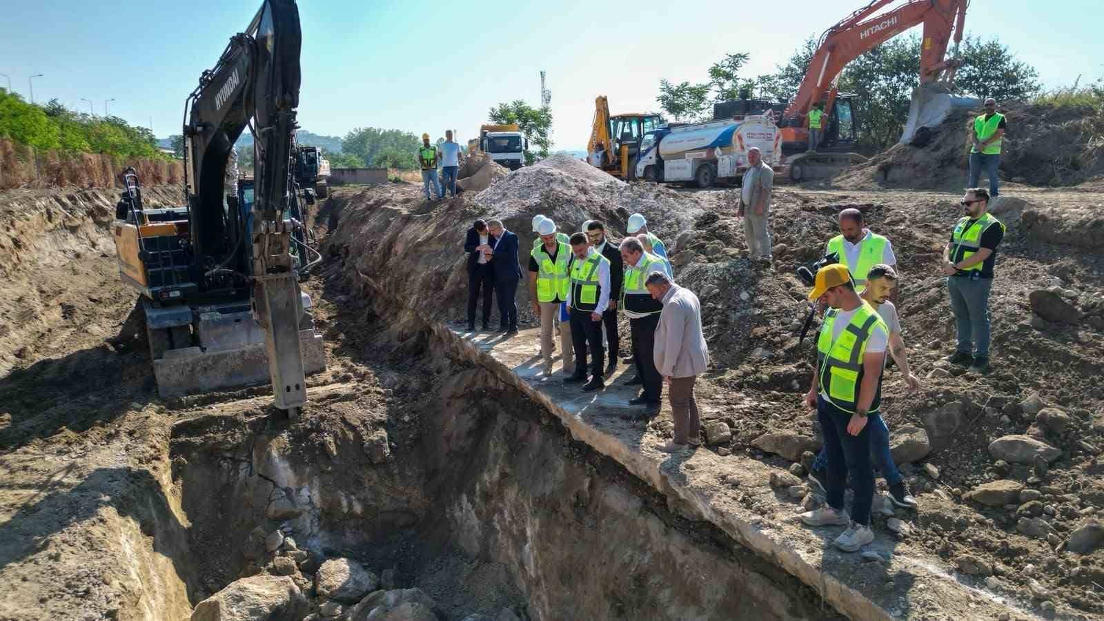 BURSA BÜYÜKŞEHİR BELEDİYESİ BAŞKAN VEKİLİ ŞAHİN BİBA, OSMANGAZİ İLÇESİ DEREÇAVUŞ MAHALLESİ’NDE YAPIMI DEVAM EDEN ATIKSU KOLLEKTÖR HATTININ NİLÜFER ÇAYI’NIN TEMİZ AKMASINA KATKI SAĞLAYACAĞINI SÖYLEDİ.