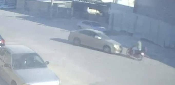 BURSA'NIN İNEGÖL İLÇESİNDE OTOMOBİL İLE MOTOSİKLETİN ÇARPIŞTIĞI TRAFİK KAZASINDA MOTOSİKLET SÜRÜCÜSÜ YARALANDI. KAZA ANI İSE BİR İŞ YERİNİN GÜVENLİK KAMERASINA SANİYE SANİYE YANSIDI.