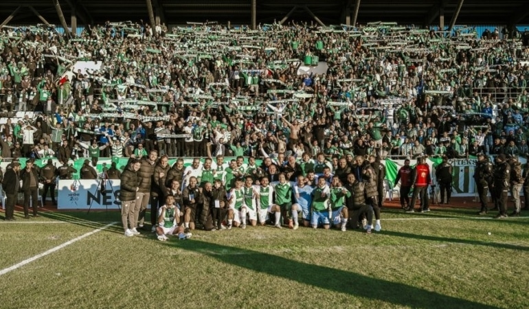 BURSASPOR'UN, UKRAYNA TEMSİLCİSİ SHAKHTAR DONETSK İLE OYNAYACAĞI HAZIRLIK MAÇI ÖNCESİ YEŞİL-BEYAZLI TARAFTARLAR BİLETLERE YOĞUN İLGİ GÖSTERDİ. KOMBİNE SAHİPLERİNE TANINAN ÖNCELİKLİ SATIŞ DÖNEMİNDE 15 BİN 230 BİLET SATILDI.