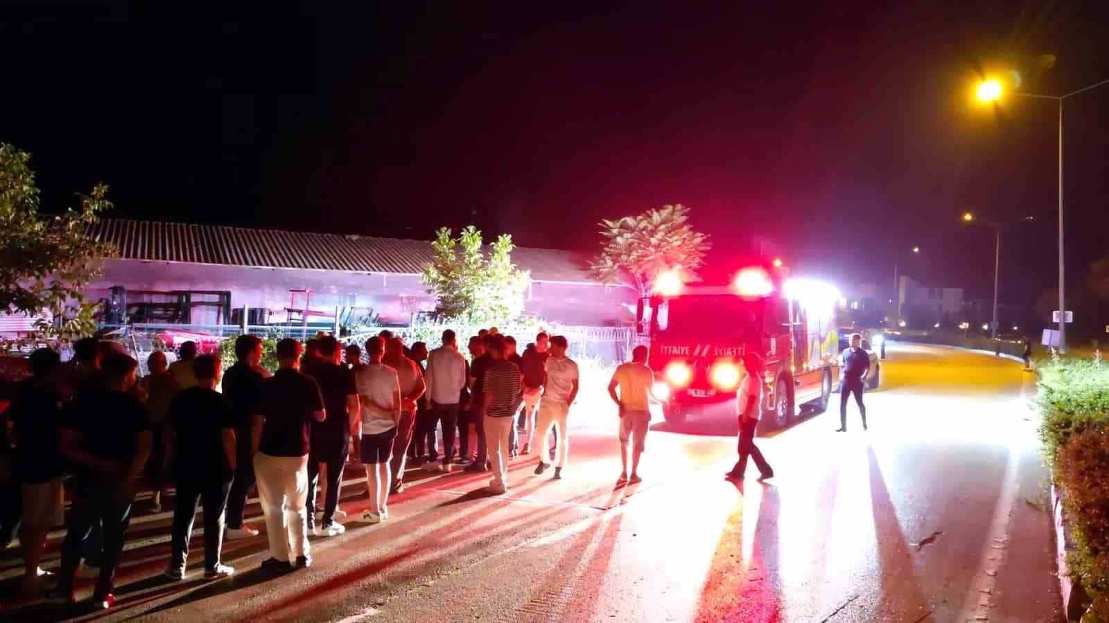 BURSA'NIN İNEGÖL İLÇESİNDE GECE SAATLERİNDE MEYDANA GELEN TRAFİK KAZASINDA KONTROLDEN ÇIKAN CİPİN TAKLA ATMASI SONUCU 2 KİŞİ YARALANDI.