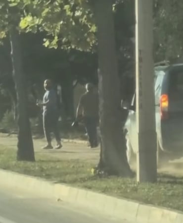 KALDIRIMDAN İLERLEYEN HAFİF TİCARİ ARAÇ YAYALARIN CANINI TEHLİKEYE ATTI