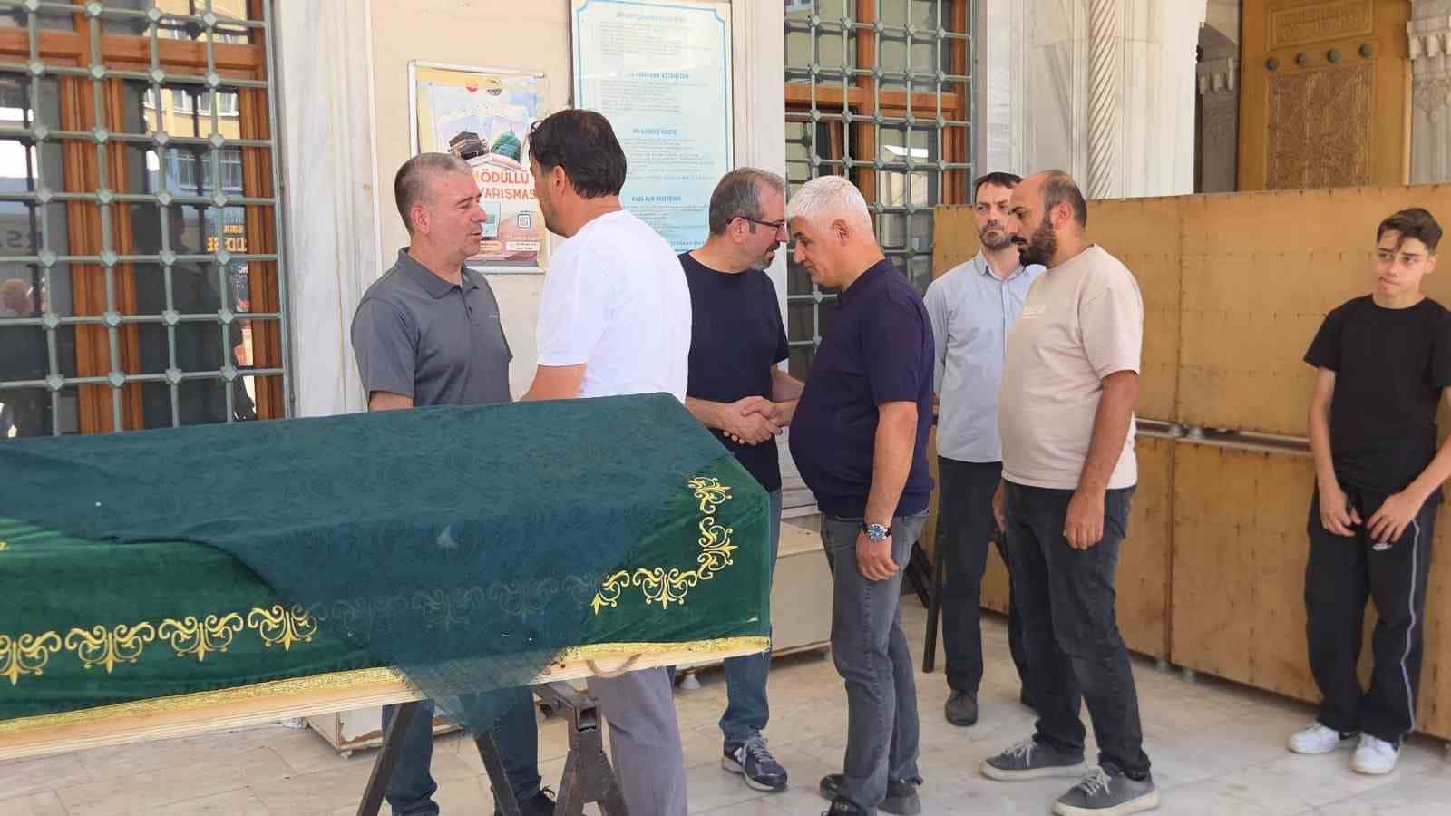 BURSA'NIN ORHANGAZİ İLÇESİNDE İŞ ADAMI MURAT GÜNERİ'NİN UZUN SÜREDİR LÖSEMİ TEDAVİSİ GÖREN KIZI ESLEM MELİS GÜNERİ TEDAVİ GÖRDÜĞÜ HASTANEDE HAYATINI KAYBETTİ. MİNİK ESLEM’İN ÖLÜMÜ ORHANGAZİ’Yİ YASA BOĞDU.