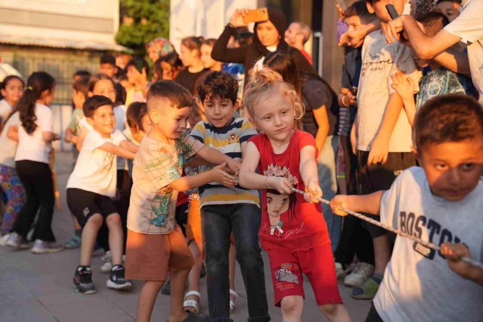 YILDIRIM BELEDİYESİ’NİN DÜZENLEDİĞİ ‘GELENEKSEL MAHALLE ÇOCUK ŞENLİKLERİ’, SAKARYA MAHALLESİ’NDE MİNİKLERİ EĞLENCE DOLU ETKİNLİKLERLE BULUŞTURDU.