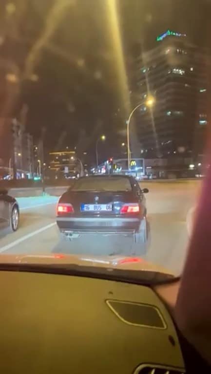 BURSA'DA YEŞİL IŞIKTA DRİFT YAPARAK KALKAN OTOMOBİL, POLİS EKİPERİNCE YAKALANDI. SÜRÜCÜYE, 3 AYRI MADDEDEN TOPLAM 345 BİN LİRA PARA CEZASI KESİLİRKEN, ARAÇ İSE OTOPARKA ÇEKİLDİ.