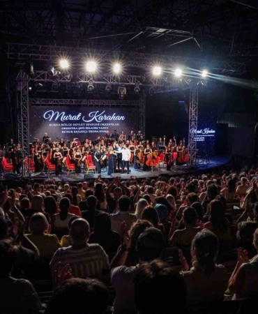 TÜRKİYE’NİN EN UZUN SOLUKLU KÜLTÜR SANAT ORGANİZASYONLARI ARASINDA YER ALAN ULUSLARARASI BURSA FESTİVALİ’NİN 64’ÜNCÜSÜ, DÜNYACA ÜNLÜ TÜRK TENOR MURAT KARAHAN’IN BURSA BÖLGE DEVLET SENFONİ ORKESTRASI (BBDSO) VE KONUK SOPRANO TEONA DVALİ İLE SAHNE ALDIĞI BÜYÜLEYİCİ KONSERLE BAŞLADI.