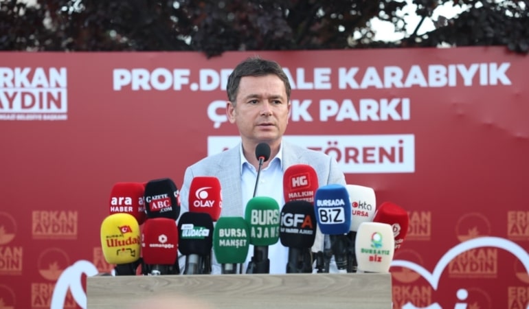 OSMANGAZİ BELEDİYESİ, GEÇTİĞİMİZ YIL HAYATINI KAYBEDEN AKADEMİSYEN VE SİYASETÇİ PROF. DR. LALE KARABIYIK’IN ADINI DOĞANBEY MAHALLESİ’NDE HİZMETE AÇTIĞI ÇOCUK PARKINDA YAŞATARAK ANLAMLI BİR VEFA ÖRNEĞİ SERGİLEDİ. AÇILIŞ TÖRENİNDE KONUŞAN OSMANGAZİ BELEDİYE BAŞKANI ERKAN AYDIN, KARABIYIK’IN EĞİTİMCİ KİMLİĞİ VE İNSAN SEVGİSİYLE HER ZAMAN HATIRLANACAĞINI VURGULAYARAK, ADININ ÇOCUKLARIN NEŞESİYLE YAŞAYACAĞINI İFADE ETTİ.