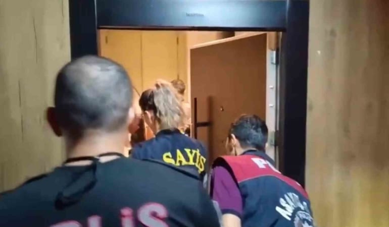 BURSA MERKEZLİ 7 AYRI İLDE, İNTERNET ÜZERİNDEN ARAÇ SATIŞI YAPAN VATANDAŞLARI, "GÜVENLİ ÖDEME SİSTEMİ" BAHANESİYLE DOLANDIRAN ŞÜPHELİLERE YÖNELİK DÜZENLENEN EŞ ZAMANLI OPERASYONDA 17 KİŞİ YAKALANDI.